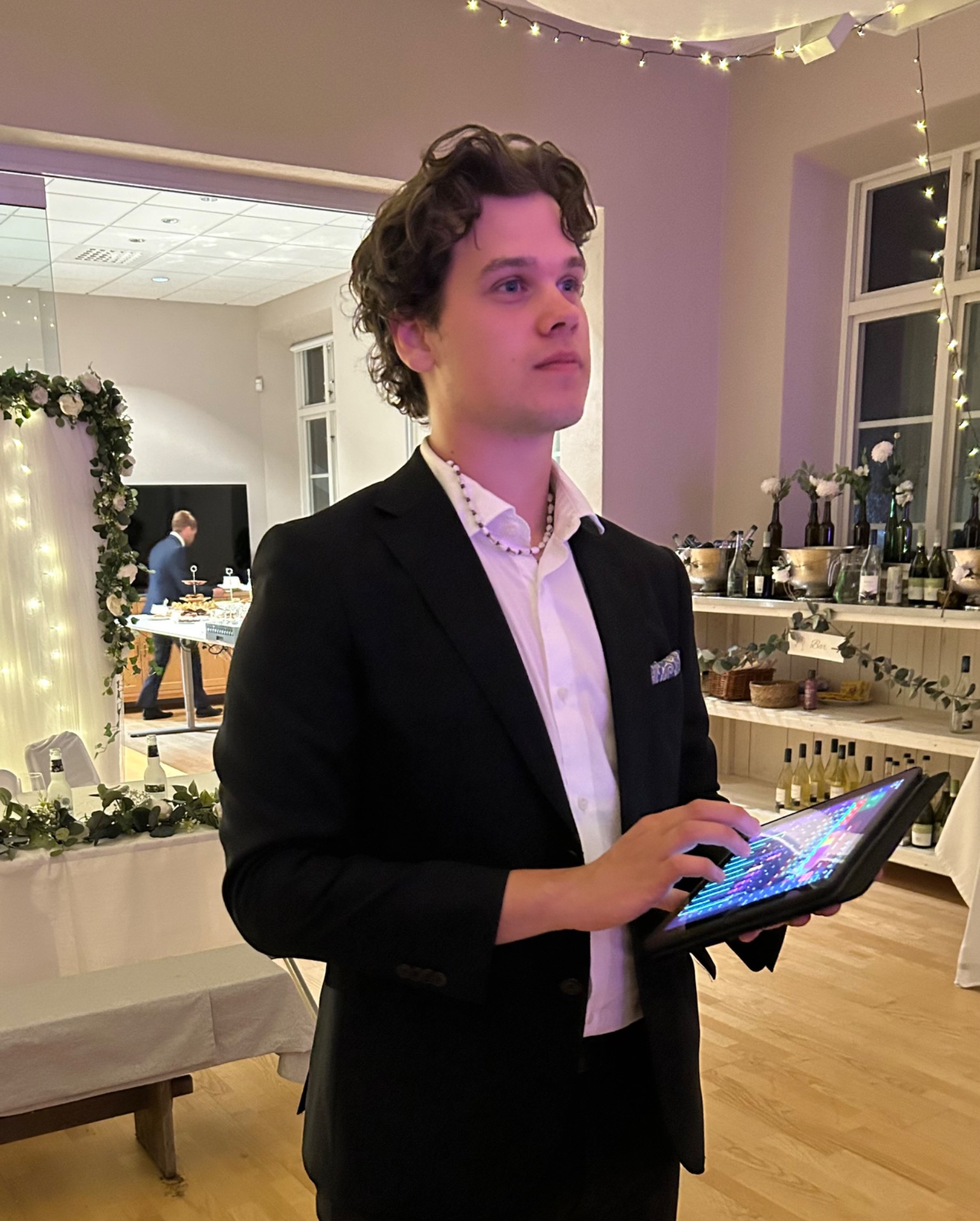 Vår ljudtekniker Oliver i arbete under bröllopsfest i Allas hus Borgunda, Falköping sommaren 2026